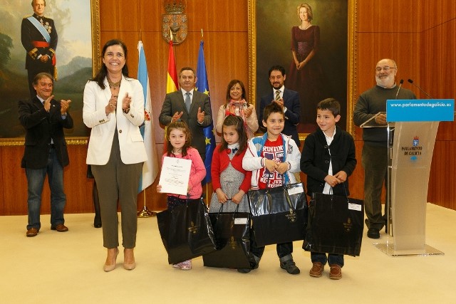 Pilar Rojo entrega os premios do Concurso Escolar do Parlamento e recorda que todo dereito comporta obrigas